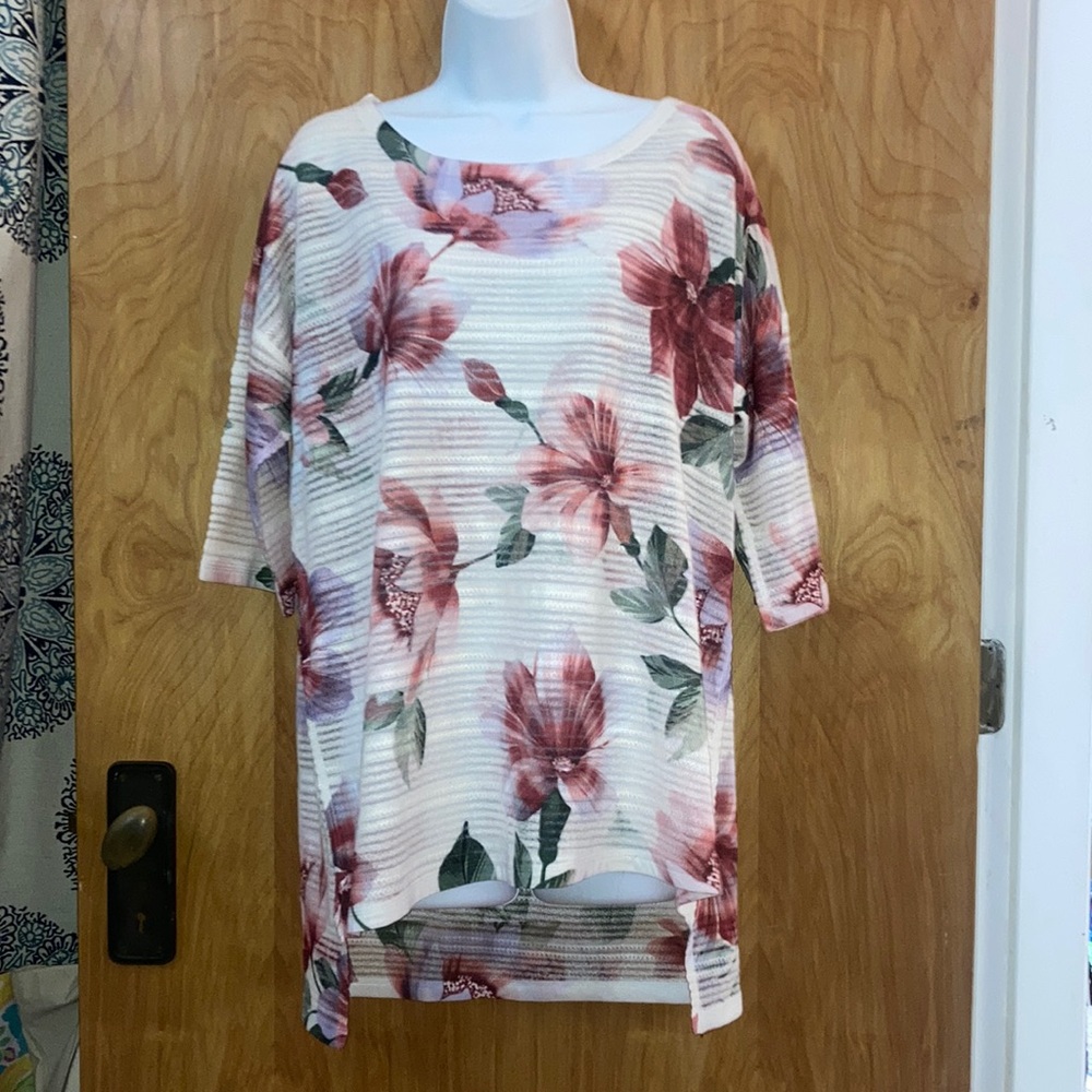 Nally & Millie Oversized Floral Tunic Top Size Medium NWT